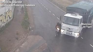 La cámaras del COT detectaron un fuerte impacto entre un camión y una motocicleta en la localidad de El Talar