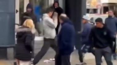 Se matan a piñas en el centro comercial de Caseros