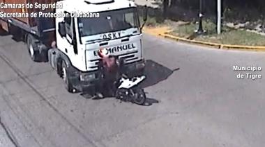 Violento choque en Don Torcuato: una moto impactó de frente contra un camión