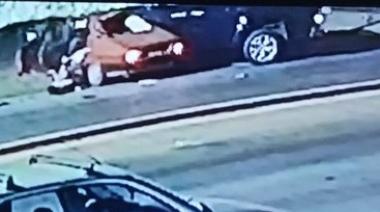 Video: Así fue como la Amarok embistió al Renault 12 en José C. Paz