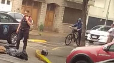 Un policía retirado evitó un asalto de motochorros y en un tiroteo abatió a uno de los delincuentes
