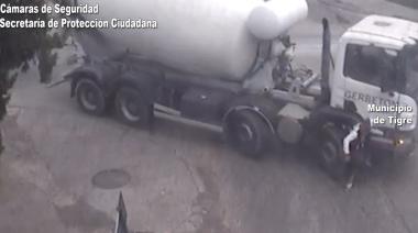 Imágenes sensibles de una imprudencia que casi termina en tragedia: un vecino fue arrollado por un camión y sobrevivió
