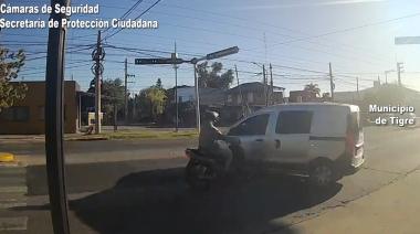 Circulaba sin registro de conducir una moto a alta velocidad, cruzó en rojo e impactó contra un auto en General Pacheco