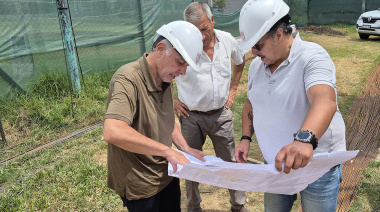 A fin de reforzar la infraestructura deportiva, avanza la instalación de un nuevo cerramiento desplazable en el natatorio del Polideportivo San Martín