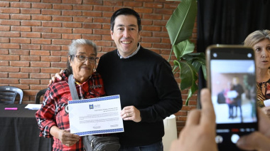 Nardini entregó escrituras definitivas a 33 familias malvinenses