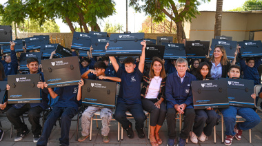 Fortalecimiento educativo: el Municipio de Tigre formalizó la entrega de kits a estudiantes de Ricardo Rojas