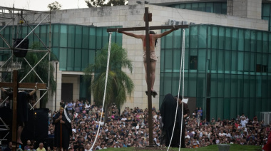 Malvinas Argentinas vivió el Vía Crucis junto a sus comunidades parroquiales