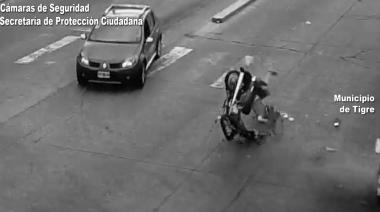 Combo casi trágico: menor de edad, a bordo de una moto, impactó contra un conductor alcoholizado en plena Avenida Perón 