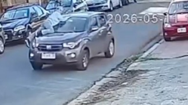Una mujer se subió al capot para evitar el robo de su auto y fue arrastrada varios metros