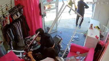 Dos chicas de 14 años perdieron el control de la moto y se estrellaron con un local
