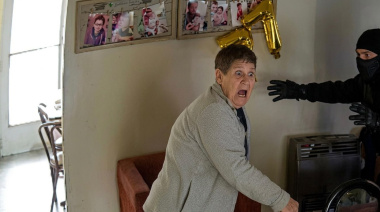 “Dame los ahorros”: golpearon y amordazaron a una jubilada de 77 años durante una brutal entradera en Villa Luzuriaga
