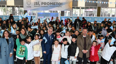 Con la participación de más de 100 alumnos y alumnas de escuelas isleñas, Julio Zamora acompañó el acto de Promesa de Lealtad a la Bandera Nacional