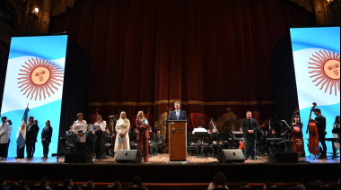 Más de 1.100 chicos prometieron lealtad a la bandera en el Teatro Colón y le cantaron el feliz cumpleaños a Messi