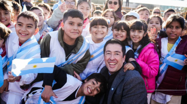 Leo Nardini acompañó a más de 4.500 estudiantes en la Promesa de Lealtad a la Bandera