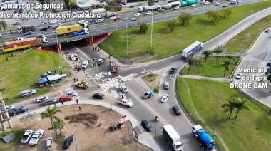 Distracción en un puente casi termina en tragedia: un camión perdió el control sobre la autopista y colisionó contra el guardarrail