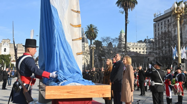 Día de la Independencia: Jorge Macri encabezó el izamiento de la bandera en la Plaza de Mayo