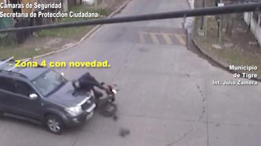 Las cámaras del COT registraron un siniestro vial entre una moto y una camioneta