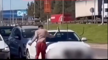 Limpiavidrios atacaron varios autos frente al TOM y terminaron detenido