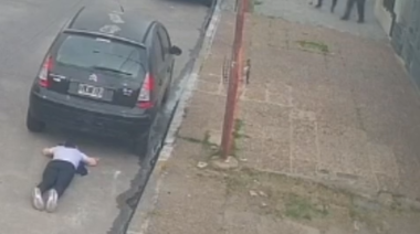 Terror en La Matanza: motochorros atacaron a un vecino y una chica se tiró al piso por miedo