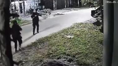 Fuga de película en José C. Paz: rodeado por policías, se metió en una casa y escapó por los techos