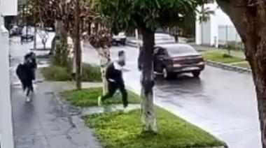 Salió de la escuela, lo persiguieron para robarle y un policía apareció justo a tiempo en Villa Bosch