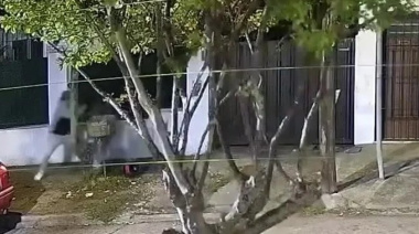 Tenía una perimetral y atacó a su ex durante más de tres cuadras: la golpeó con un casco y fue detenido