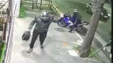 Llegó en moto y lo rodearon para robársela en San Andrés: el ataque quedó filmado