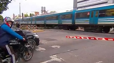 Falla en el tren Sarmiento: seis barreras quedaron bajas y hay demoras y caos de tránsito