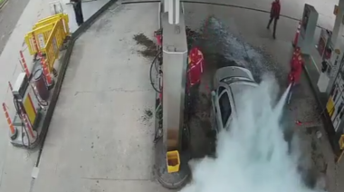 Playeros evitaron una tragedia en Merlo: roció con combustible un auto e intentó prender fuego un surtidor