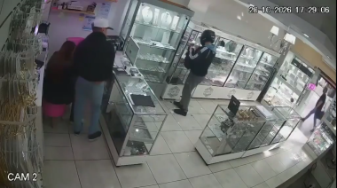 Entraron armados a una joyería de Merlo y en 30 segundos arrasaron con las piezas más caras