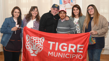 Julio Zamora se reunió con representantes de la EEE N° 506 que desarrollaron un proyecto de geografía en Braille