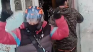 Le robaron la moto a un repartidor en Tigre, siguieron el GPS, destrozaron una casa y recuperaron el rodado