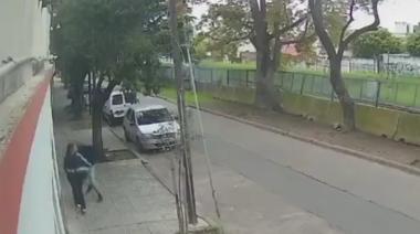 Salvaje ataque en Villa Lugano: golpeó por la espalda a una mujer que caminaba por la calle y terminó detenido