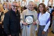 Julio Zamora estuvo presente en el 50° aniversario de la ordenación sacerdotal del párroco Roberto Barón