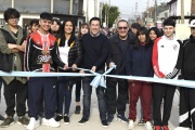 Leo Nardini, Luis Vivona, Noe Correa y los alumnos de 5to año de la E.E.S. N° 5, inauguraron la obra de pavimentación de la calle Guayaquil