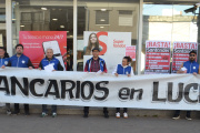 Protesta de La Bancaria San Martin contra el Banco Santander por despidos en todo el país