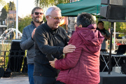 En la plaza de El Talar, Julio Zamora acompañó una nueva edición de la feria de la ONG Manos Solidarias