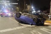 Manejaba a alta velocidad, perdió el control del vehículo y volcó: el conductor se encuentra fuera de peligro