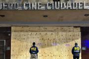 Allanan un cine porno de Ciudadela y detienen a los dueños por explotación sexual