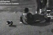 Un descuido casi termina en tragedia: las cámaras del COT captaron el choque de una moto contra la puerta de un vehículo estacionado
