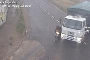 La cámaras del COT detectaron un fuerte impacto entre un camión y una motocicleta en la localidad de El Talar