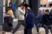 Se matan a piñas en el centro comercial de Caseros