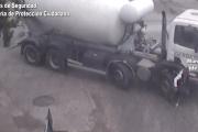 Imágenes sensibles de una imprudencia que casi termina en tragedia: un vecino fue arrollado por un camión y sobrevivió