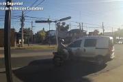 Circulaba sin registro de conducir una moto a alta velocidad, cruzó en rojo e impactó contra un auto en General Pacheco