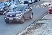 Una mujer se subió al capot para evitar el robo de su auto y fue arrastrada varios metros