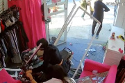 Dos chicas de 14 años perdieron el control de la moto y se estrellaron con un local