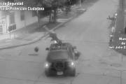 Imágenes sensibles de una motociclista que voló por el aire luego de un fuerte accidente vial en Don Torcuato