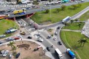 Distracción en un puente casi termina en tragedia: un camión perdió el control sobre la autopista y colisionó contra el guardarrail