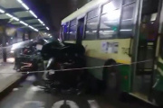 Palermo: un auto quedó destruido tras chocar contra un colectivo del Metrobús y dos mujeres resultaron heridas