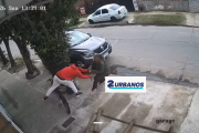 San Martín: un delincuente tiró al piso a una mujer para robarle y el violento asalto quedó filmado